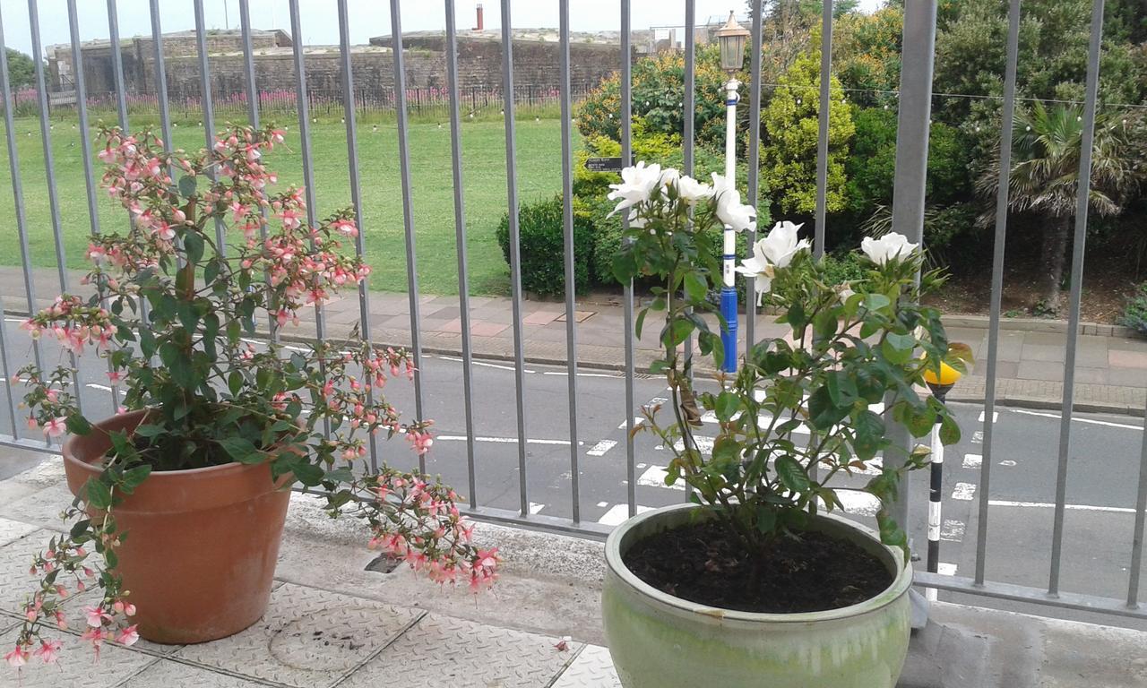 By The Sea Bed And Breakfast Eastbourne Eksteriør bilde