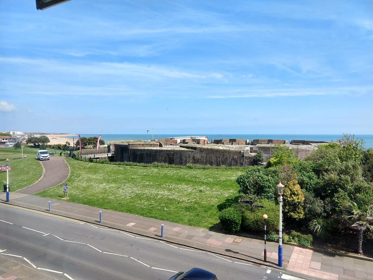 By The Sea Bed And Breakfast Eastbourne Eksteriør bilde