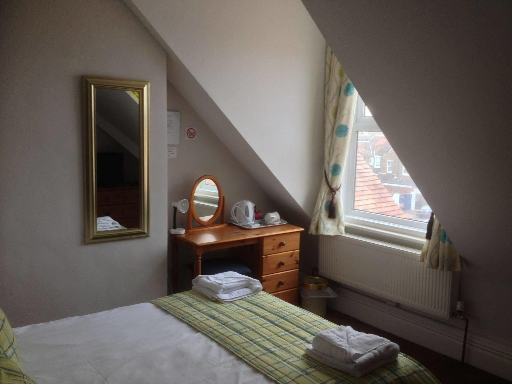 By The Sea Bed And Breakfast Eastbourne Eksteriør bilde