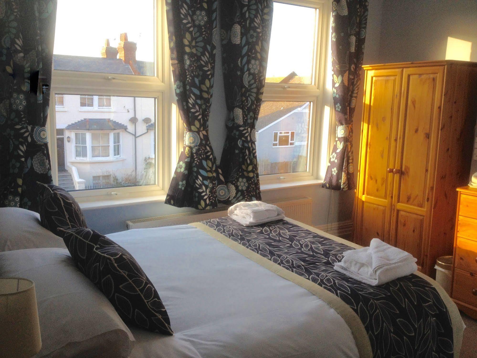 By The Sea Bed And Breakfast Eastbourne Eksteriør bilde