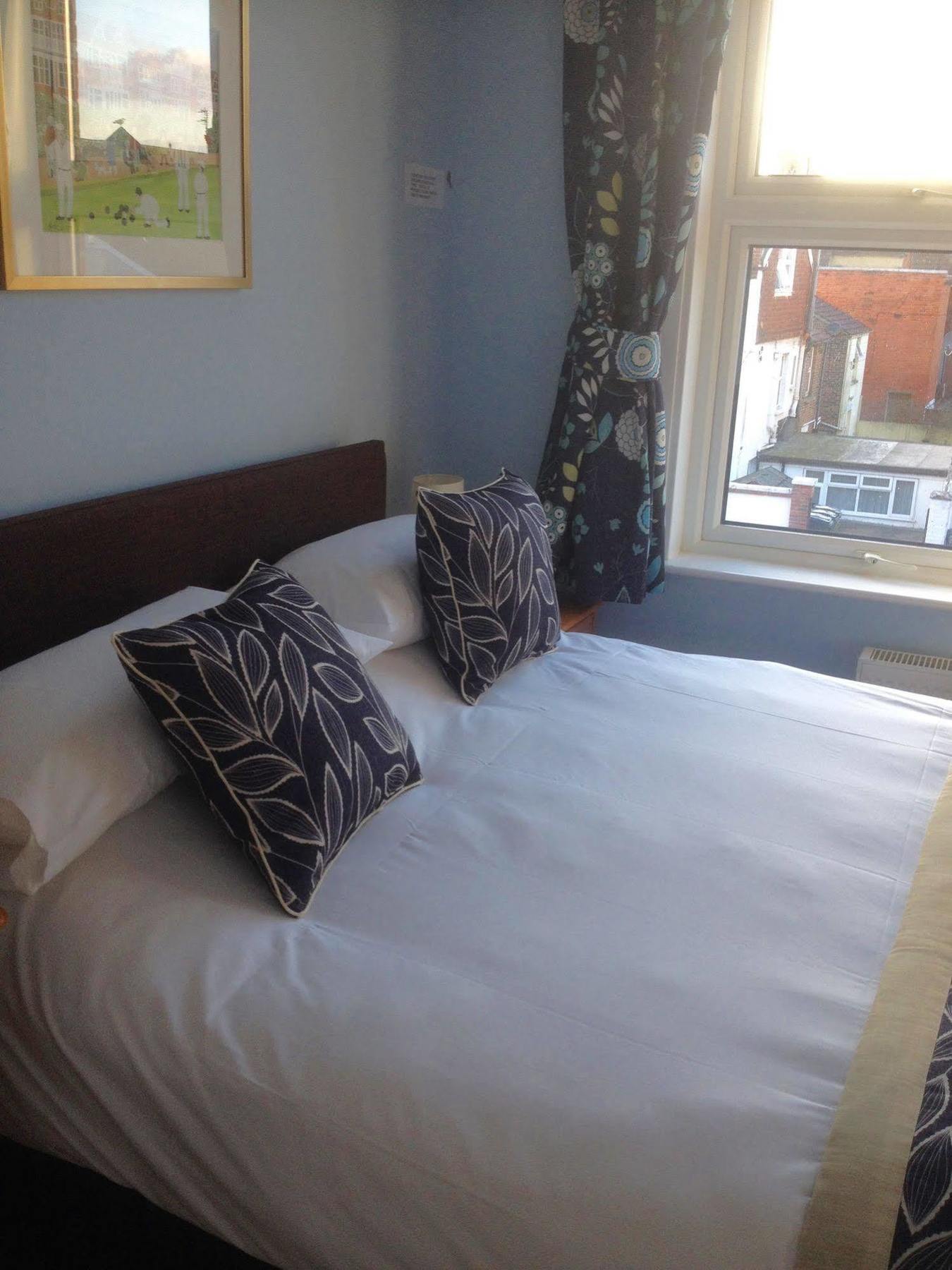 By The Sea Bed And Breakfast Eastbourne Eksteriør bilde